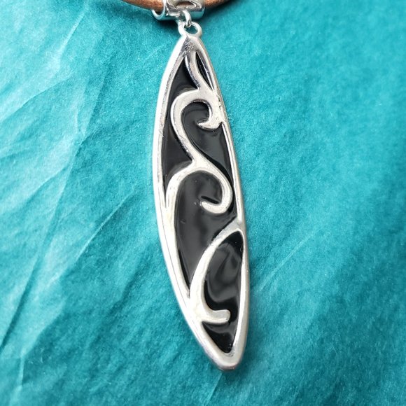 2/10$ Silver tone pendant on brown faux leather - Picture 2 of 4